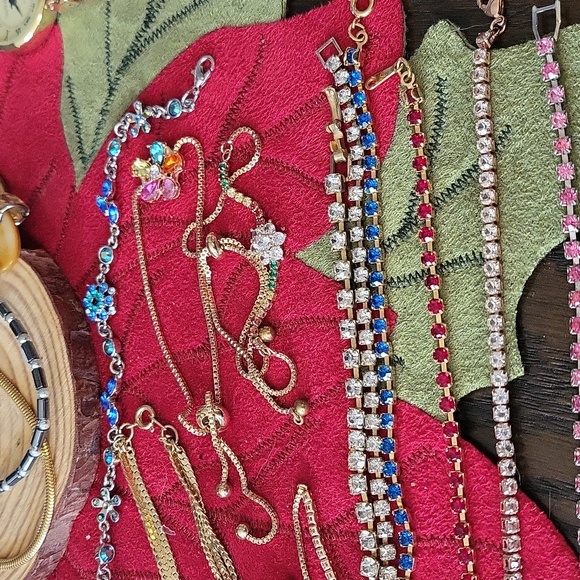 16 Bracelets - Picture 4 of 5